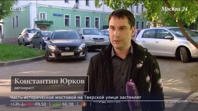 Константин Юрков даёт комментарий на улице, телекадр «Москва 24»